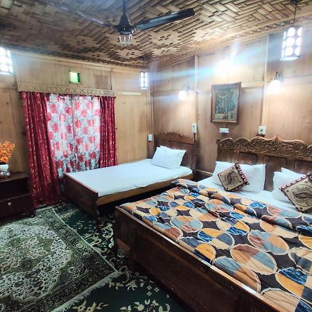 فندق Srīnagarفي  Royal Houseboat المظهر الخارجي الصورة