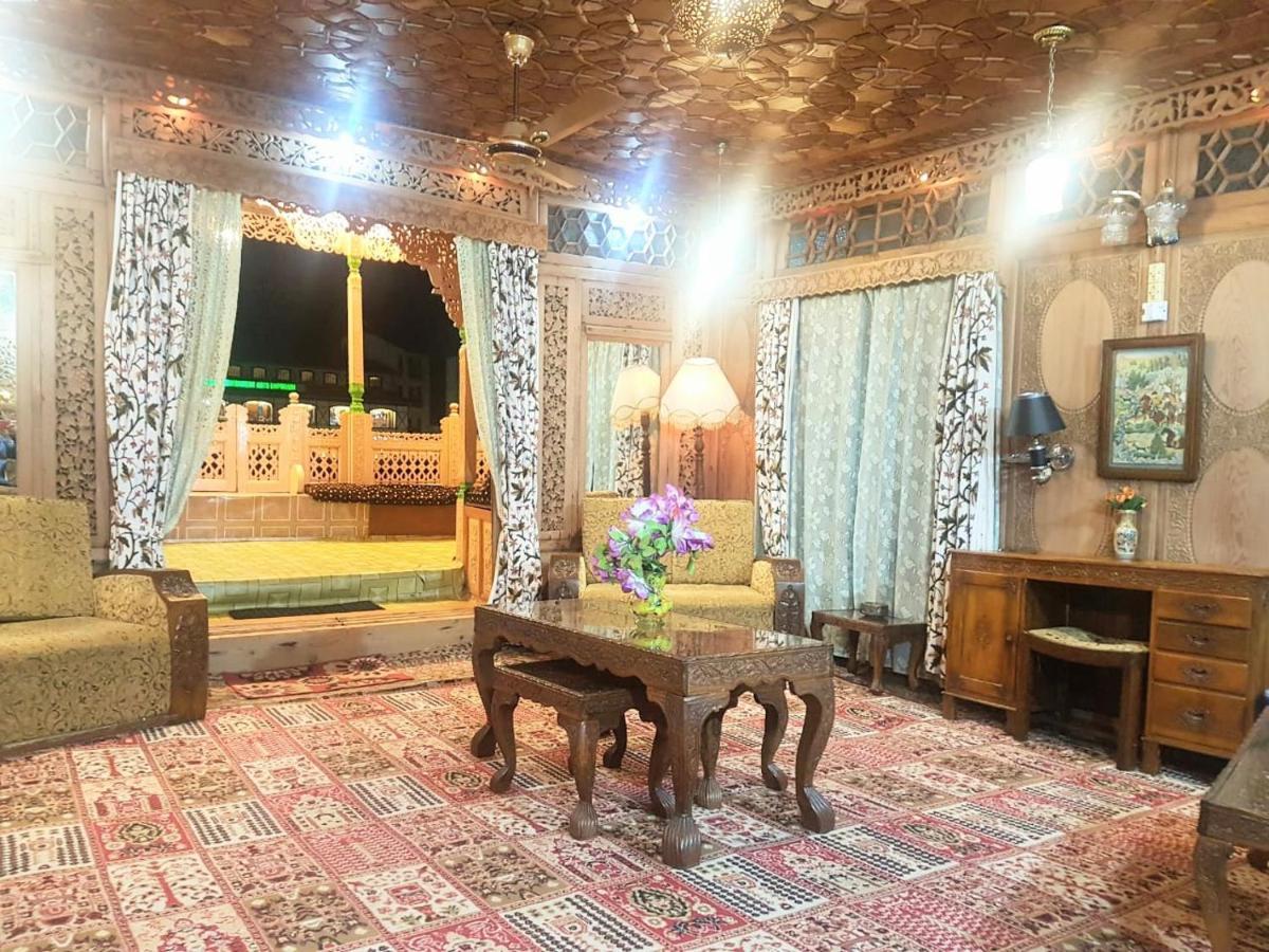 فندق Srīnagarفي  Royal Houseboat المظهر الخارجي الصورة