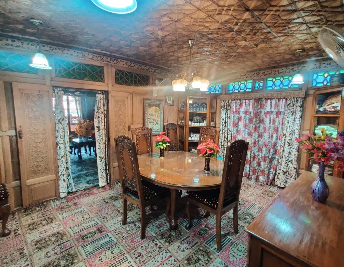 فندق Srīnagarفي  Royal Houseboat المظهر الخارجي الصورة