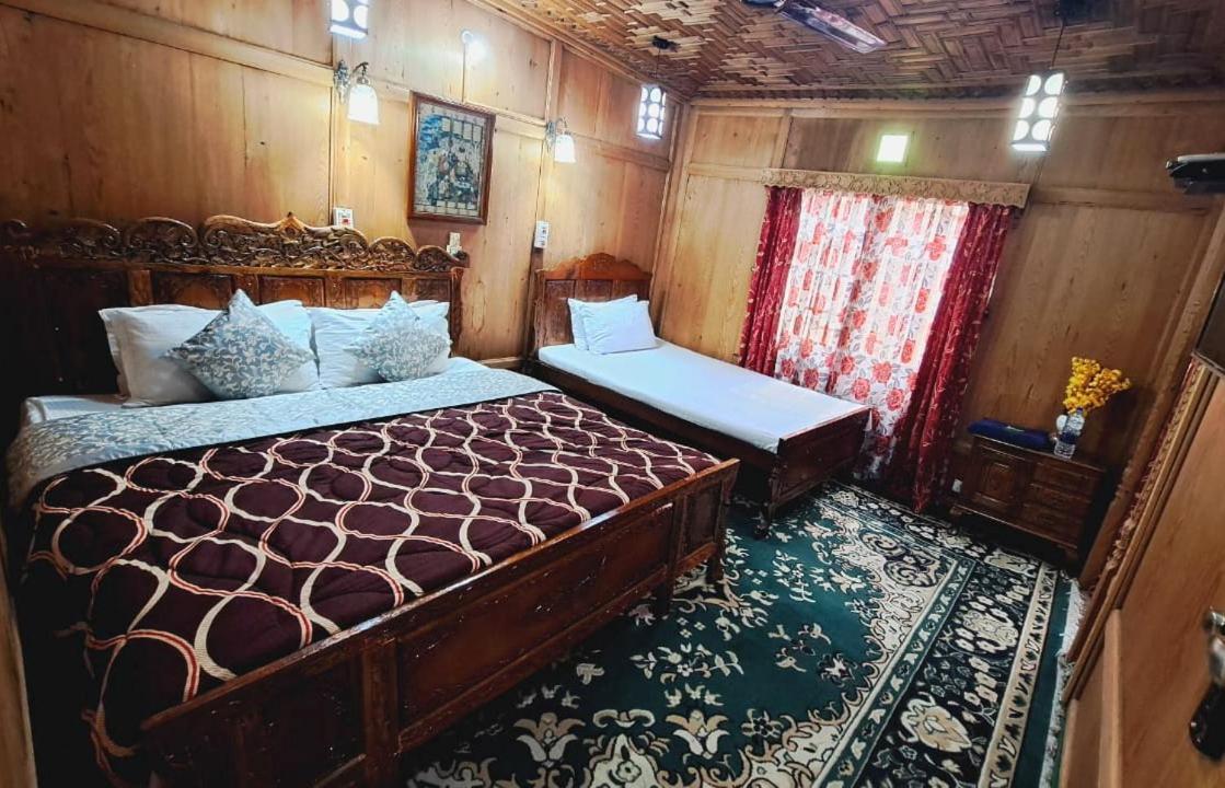 فندق Srīnagarفي  Royal Houseboat المظهر الخارجي الصورة