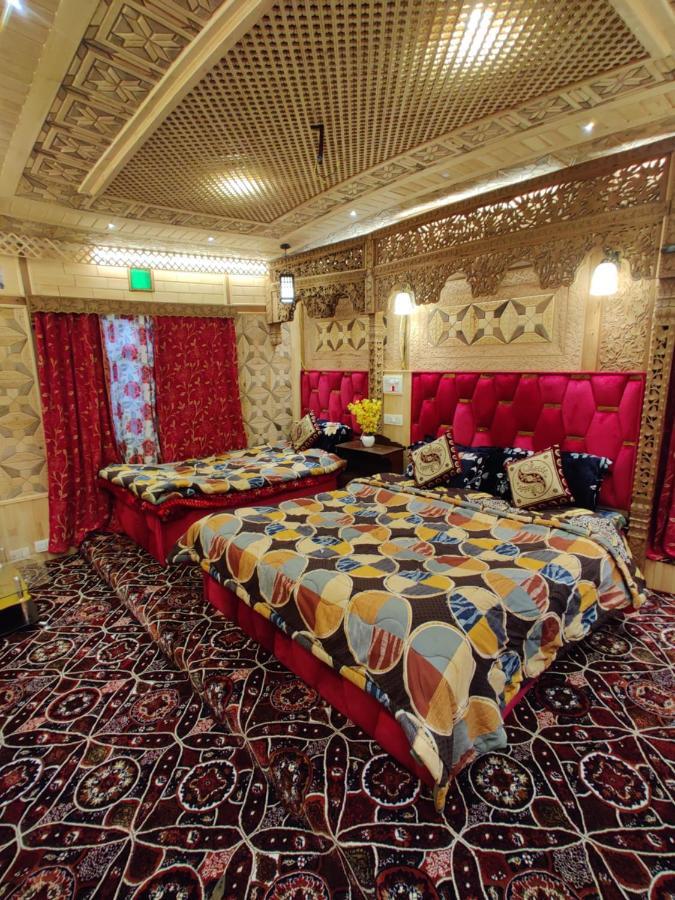 فندق Srīnagarفي  Royal Houseboat المظهر الخارجي الصورة